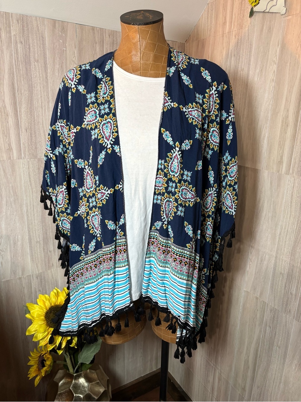 Roffe Accessories Boho Paisley Print Kimono with Tassel Trim Excellent Condition